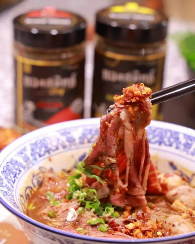 เปลี่ยน 'ทองสมิทธ์' เป็น 'ก๋วยเตี๋ยวเรือนานาชาติ' แค่จับคู่พริกคั่วดราม่าควีน